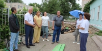 Общественники смотрели ход ремонтных работ по замене кровли - Управление образования