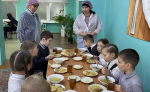 Представители управления образования администрации района и родительских комитетов провели очередной контроль качества горячего питания в школах