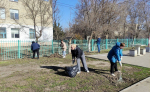 Сегодня в рамках объявленного губернатором области Романом Бусаргиным весеннего месячника по благоустройству прошёл первый после зимы общеобластной субботник на территории нашего района