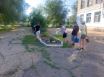 Работа на пришкольном участке продолжается!