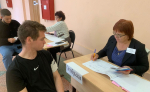 Во второй день дополнительных выборов депутатов Совета депутатов Мечетненского муниципального образования одними из первых на избирательных участках оказались молодые граждане